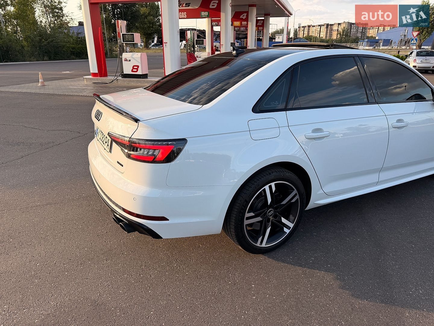 Audi A4 2017 VIN WAUENAF43JA061066 фото оголошення 30 з 54