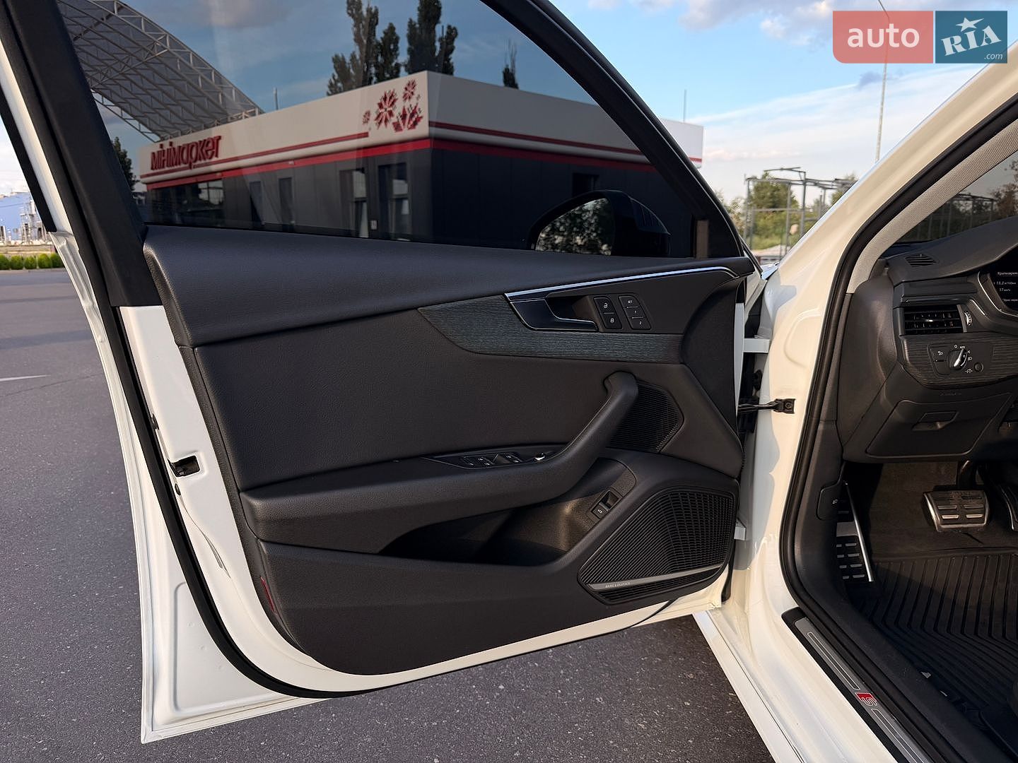 Audi A4 2017 VIN WAUENAF43JA061066 фото оголошення 37 з 54