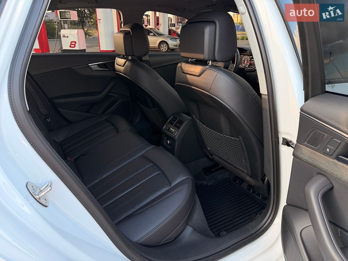 Audi A4 2017 VIN WAUENAF43JA061066 фото оголошення 50 з 54