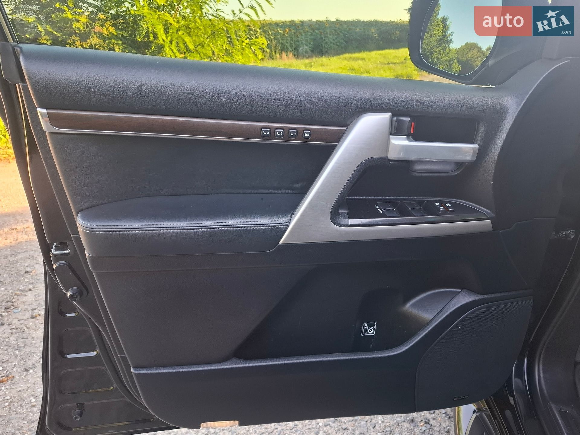 Toyota Land Cruiser 2018 VIN JTMCV02J404251083 фото оголошення 13 з 31