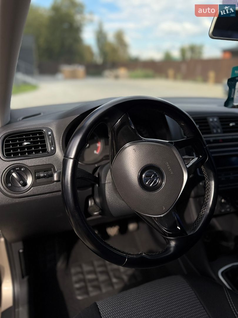 Volkswagen Polo 2016 VIN XW8ZZZ61ZGG031023 фото оголошення 31 з 44