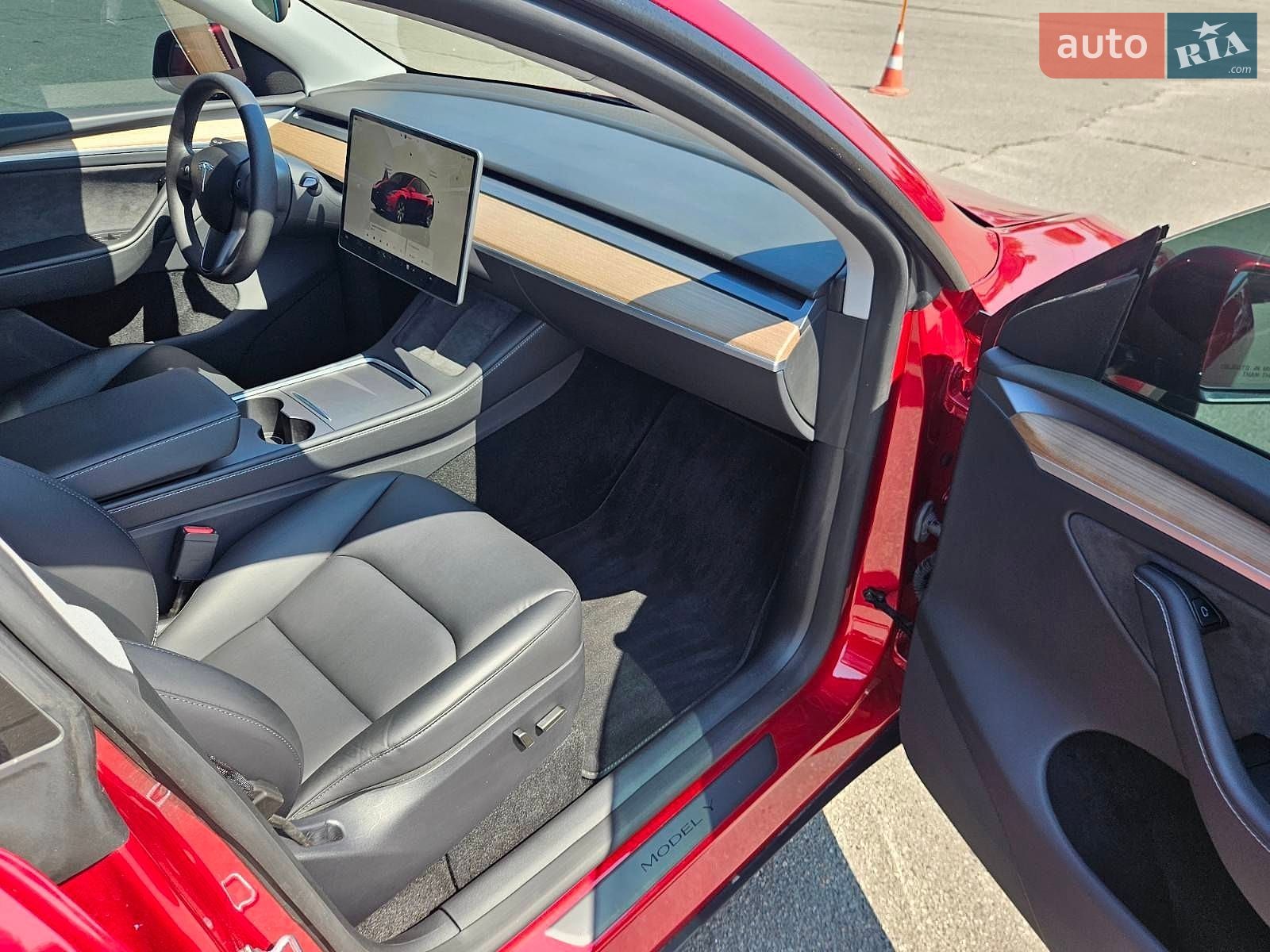 Tesla Model Y 2024 VIN 7SAYGDEE8RA275110 фото оголошення 31 з 34