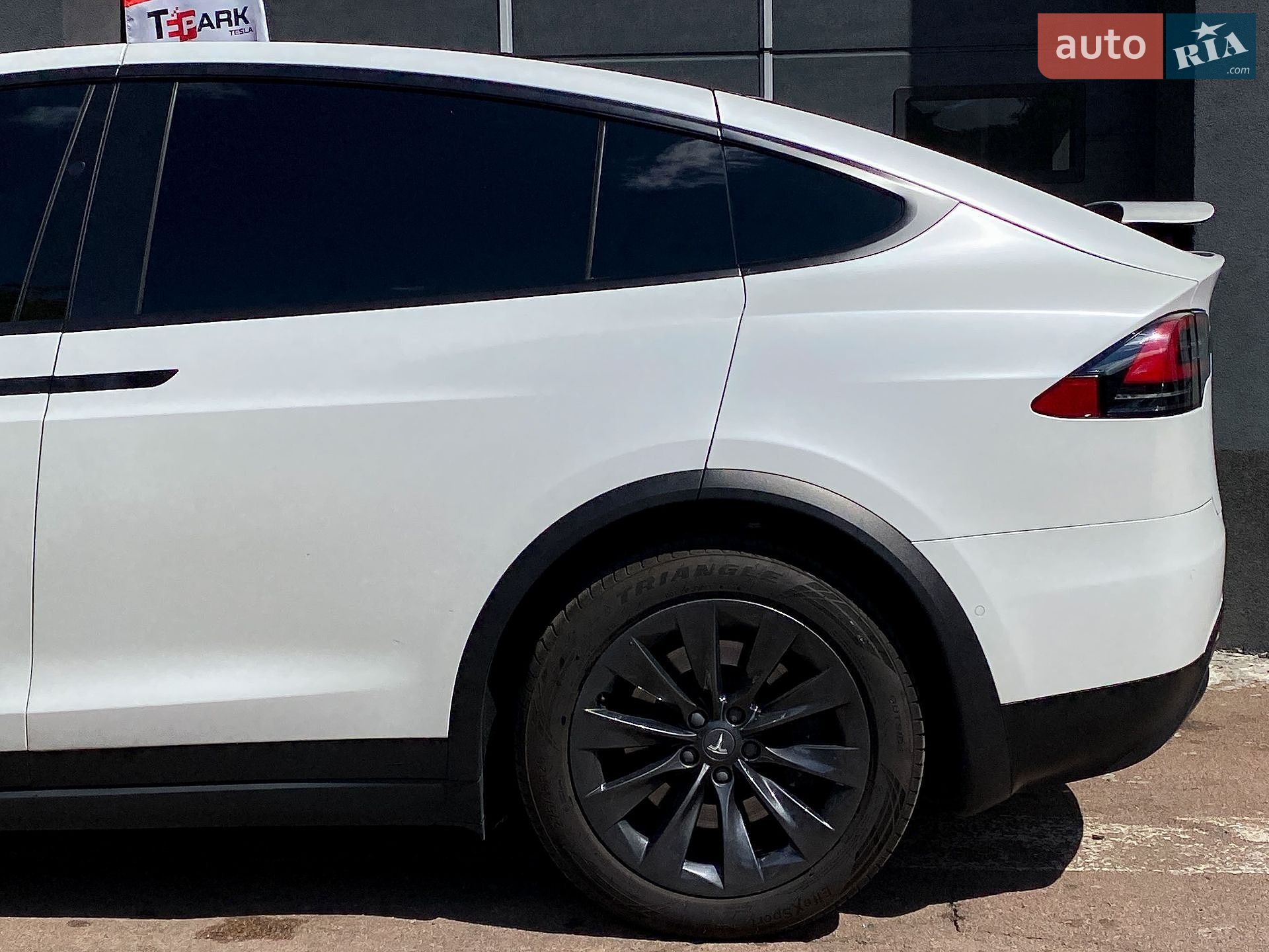 Tesla Model X 2019 VIN 5YJXCAE29KF151333 фото оголошення 7 з 28