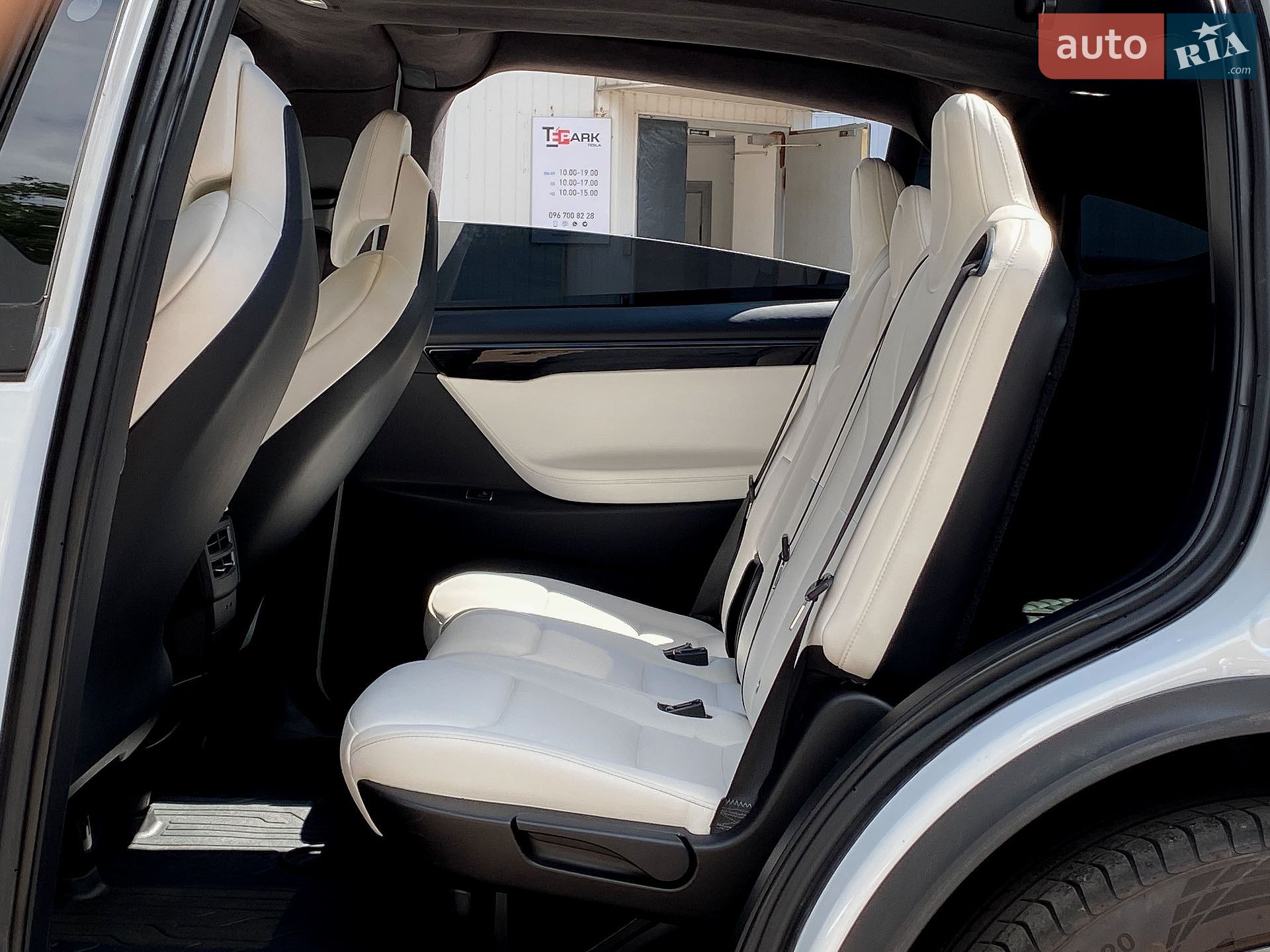 Tesla Model X 2019 VIN 5YJXCAE29KF151333 фото оголошення 15 з 28