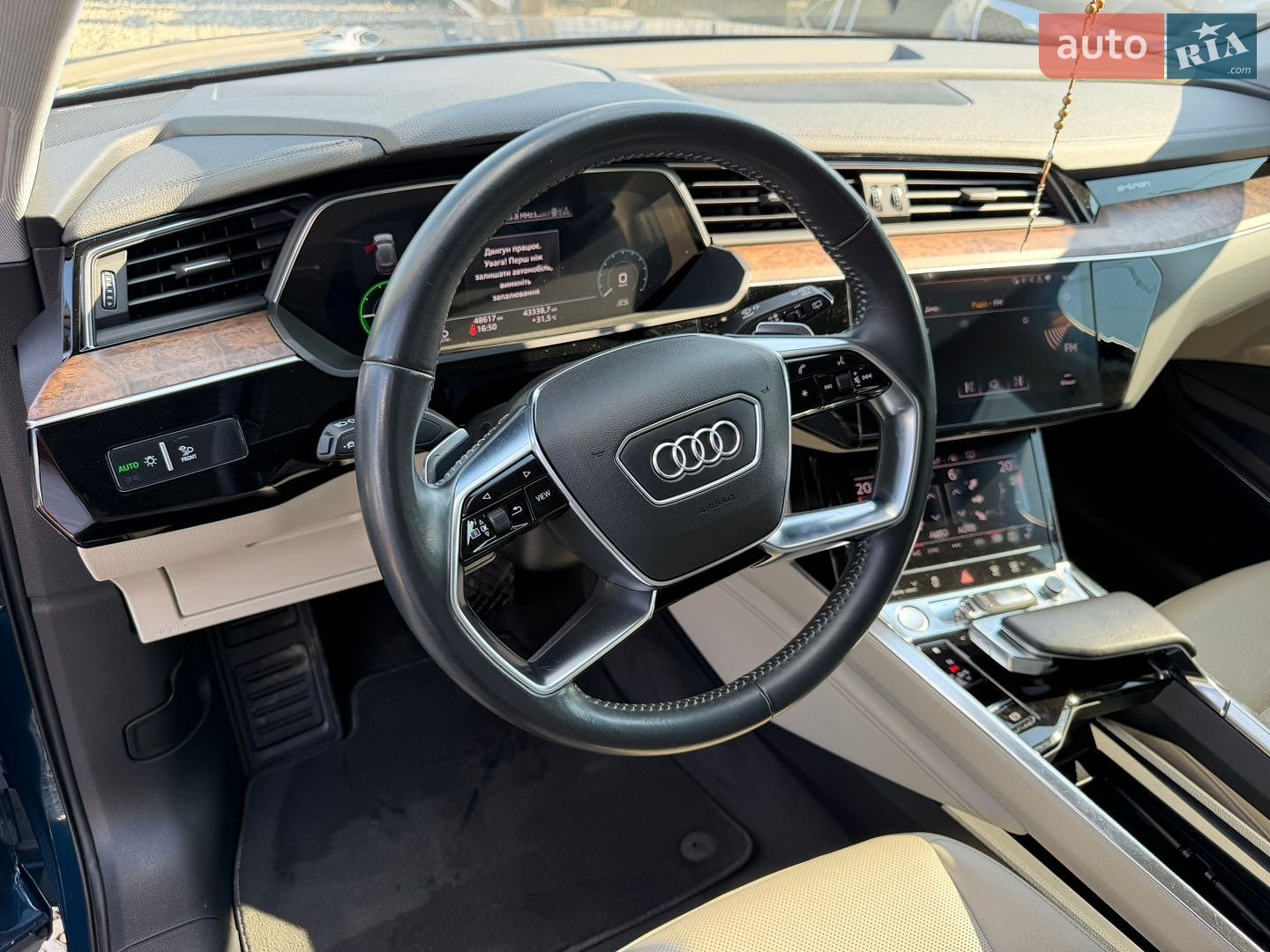 Audi e-tron 2019 VIN WA1LAAGE1KB008823 фото оголошення 25 з 48