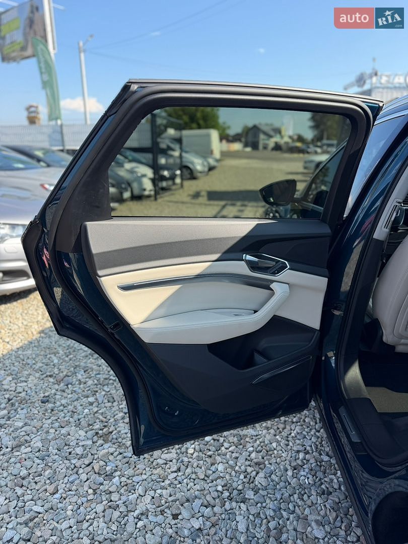 Audi e-tron 2019 VIN WA1LAAGE1KB008823 фото оголошення 27 з 48