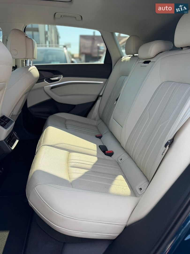 Audi e-tron 2019 VIN WA1LAAGE1KB008823 фото оголошення 28 з 48