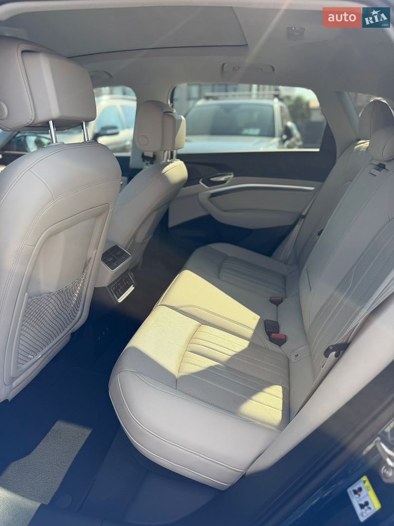 Audi e-tron 2019 VIN WA1LAAGE1KB008823 фото оголошення 29 з 48