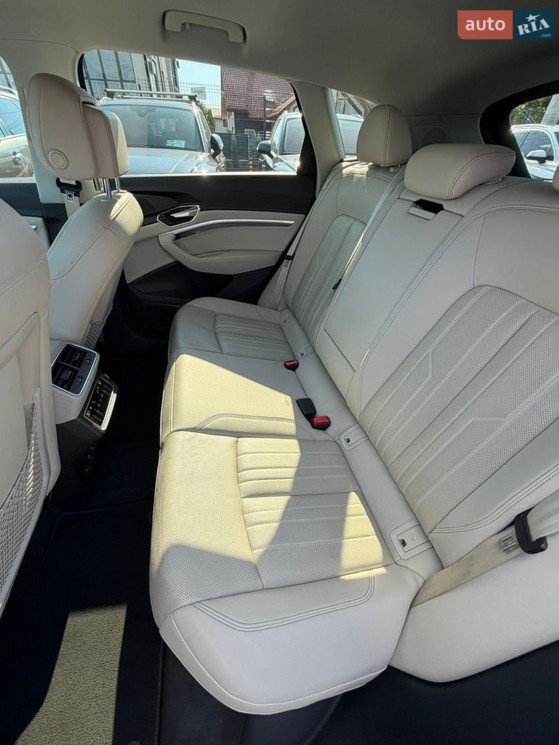 Audi e-tron 2019 VIN WA1LAAGE1KB008823 фото оголошення 30 з 48