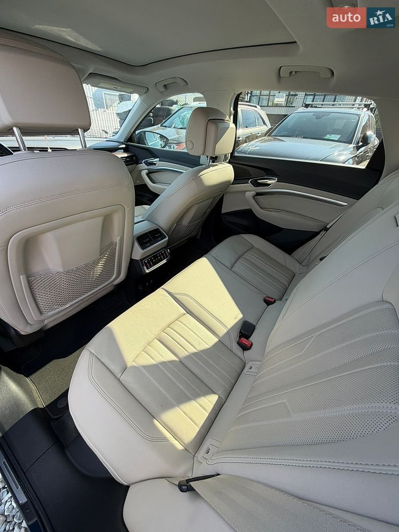 Audi e-tron 2019 VIN WA1LAAGE1KB008823 фото оголошення 31 з 48