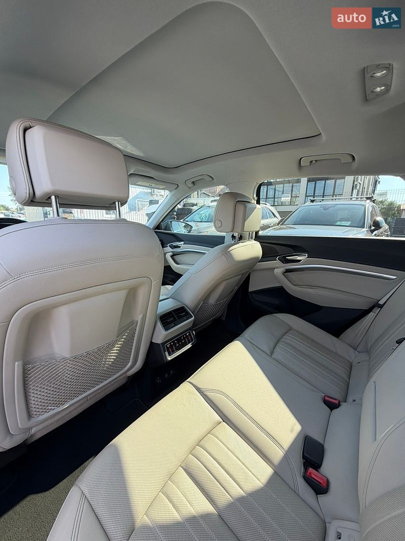 Audi e-tron 2019 VIN WA1LAAGE1KB008823 фото оголошення 32 з 48