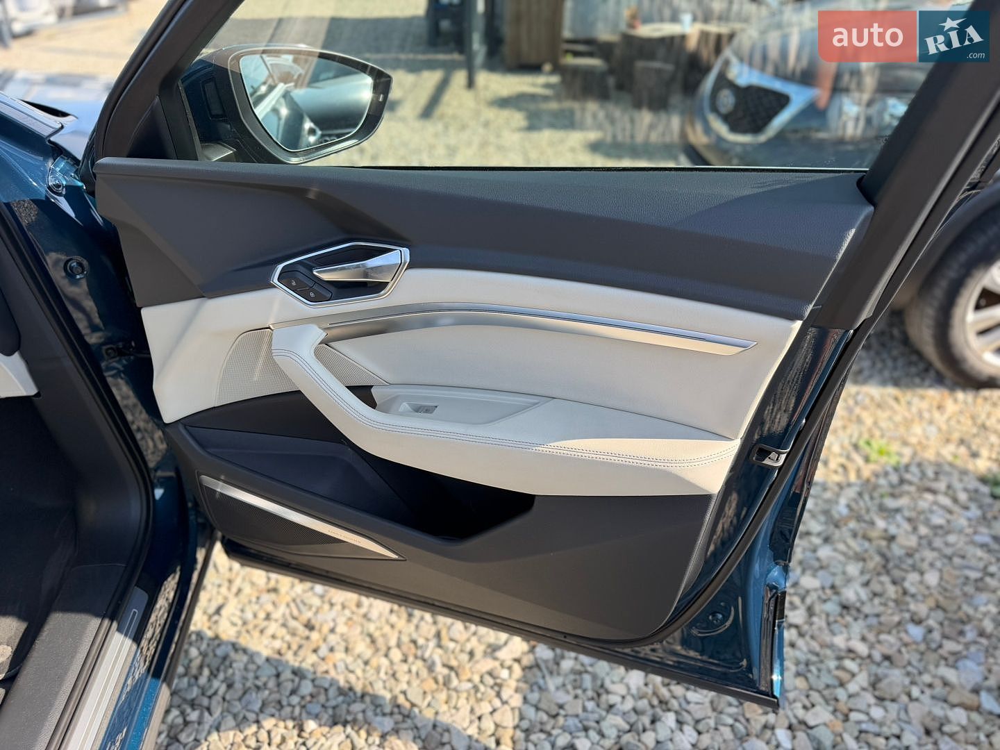 Audi e-tron 2019 VIN WA1LAAGE1KB008823 фото оголошення 33 з 48