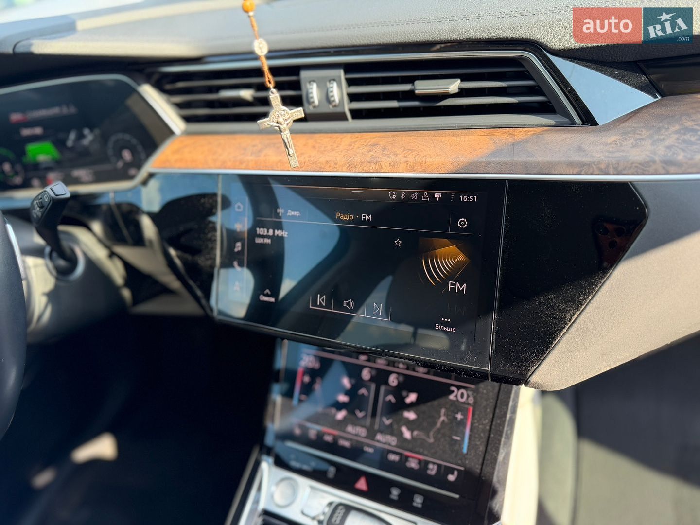 Audi e-tron 2019 VIN WA1LAAGE1KB008823 фото оголошення 39 з 48