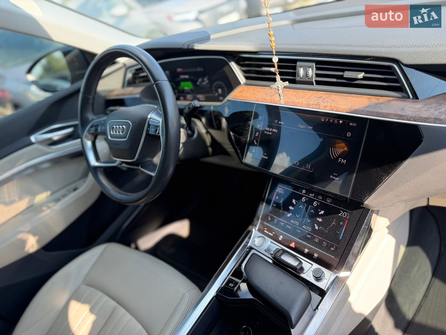 Audi e-tron 2019 VIN WA1LAAGE1KB008823 фото оголошення 40 з 48