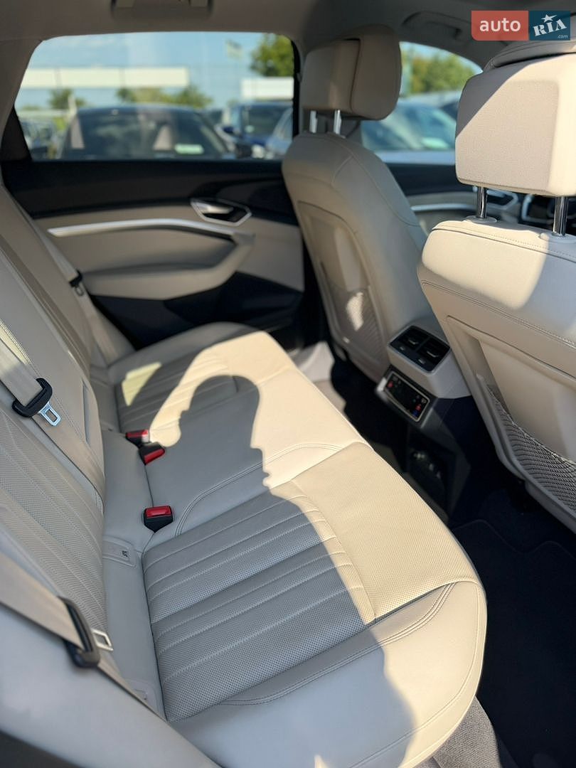 Audi e-tron 2019 VIN WA1LAAGE1KB008823 фото оголошення 43 з 48