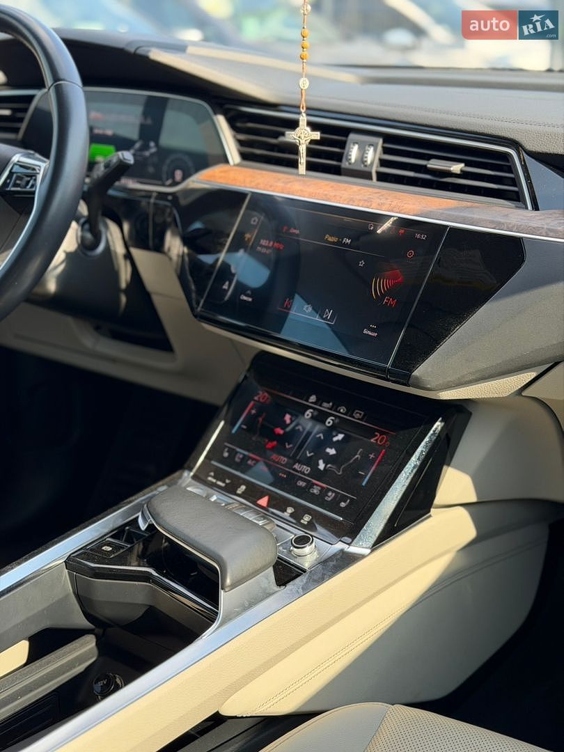 Audi e-tron 2019 VIN WA1LAAGE1KB008823 фото оголошення 45 з 48