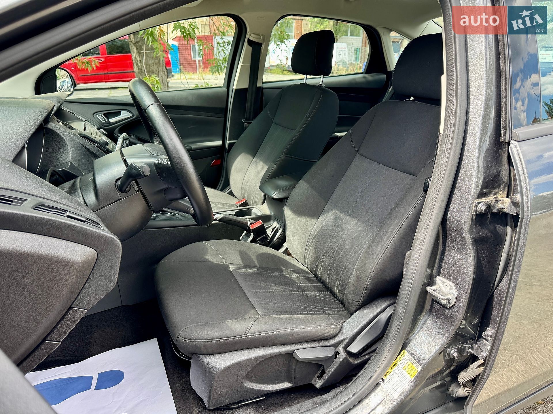 Ford Focus 2017 VIN 1FADP3F24HL300440 фото оголошення 17 з 38