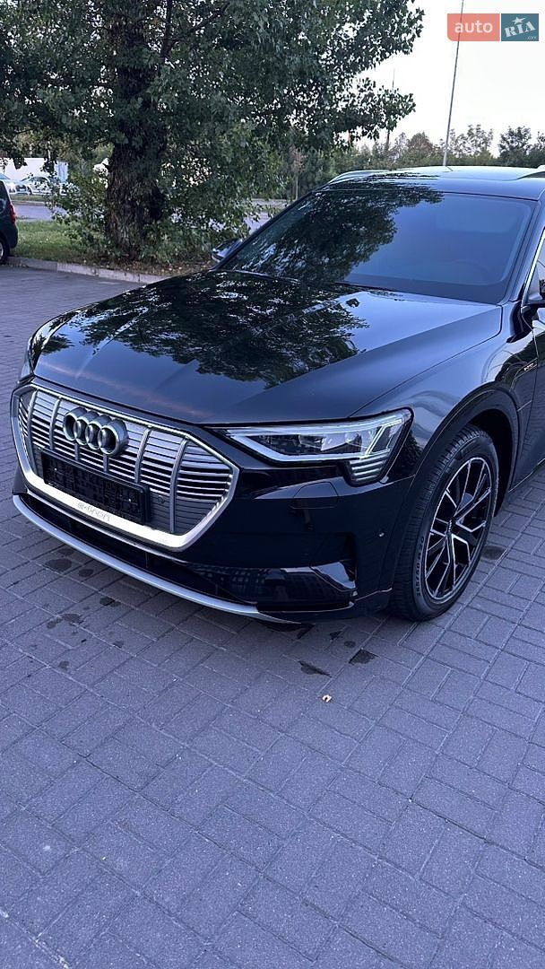 Audi e-tron 2019 VIN WAUZZZGE2LB015236 фото оголошення 4 з 28