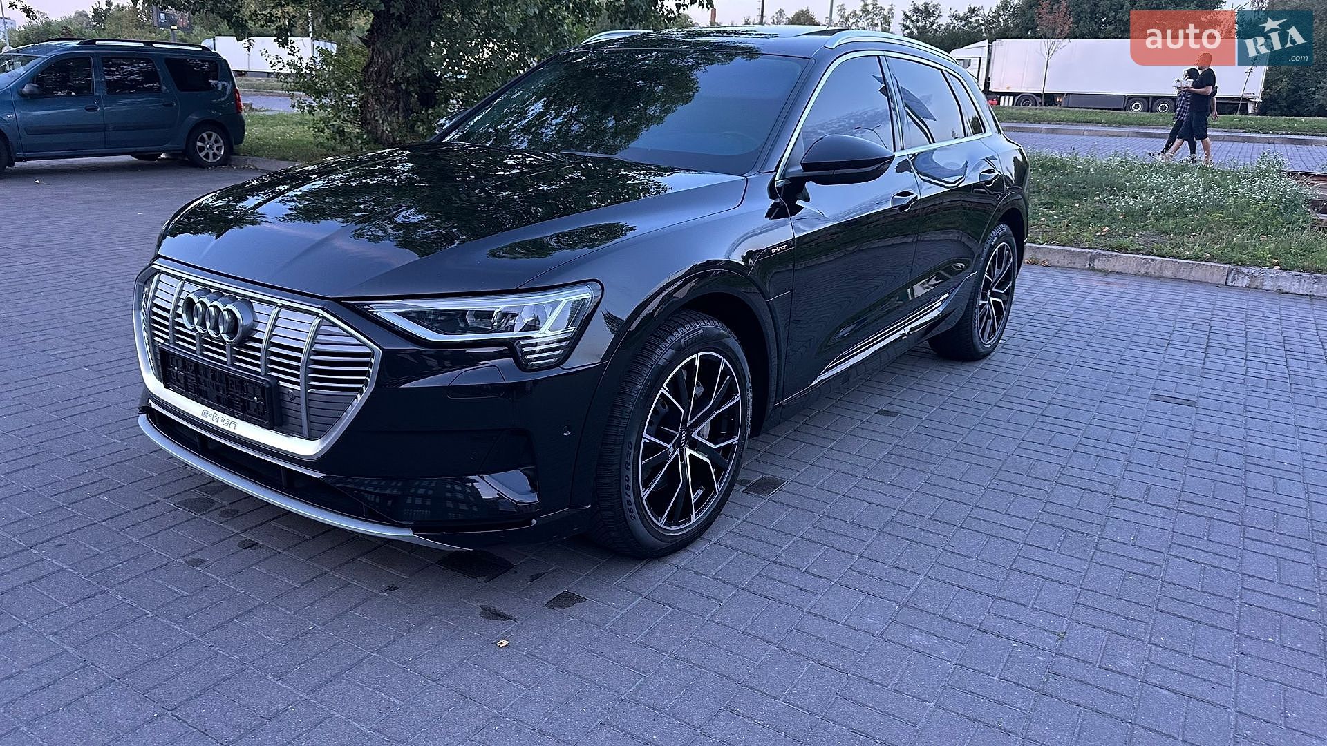 Audi e-tron 2019 VIN WAUZZZGE2LB015236 фото оголошення 10 з 28