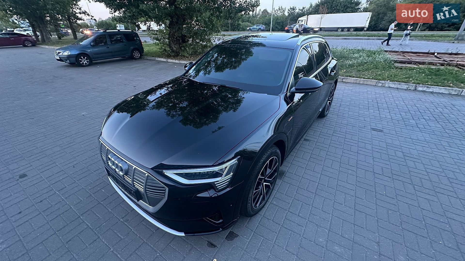 Audi e-tron 2019 VIN WAUZZZGE2LB015236 фото оголошення 11 з 28