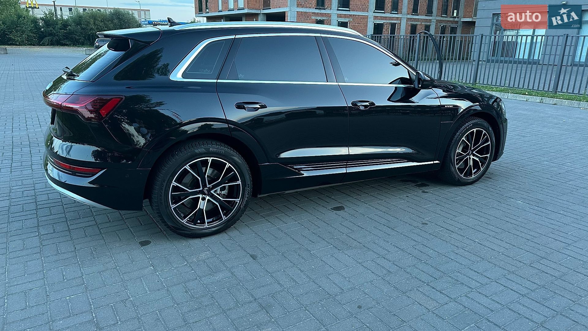 Audi e-tron 2019 VIN WAUZZZGE2LB015236 фото оголошення 15 з 28