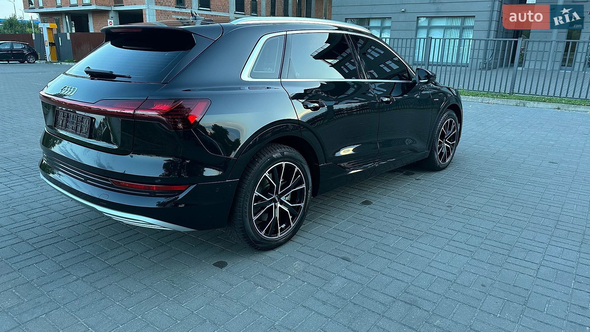 Audi e-tron 2019 VIN WAUZZZGE2LB015236 фото оголошення 16 з 28