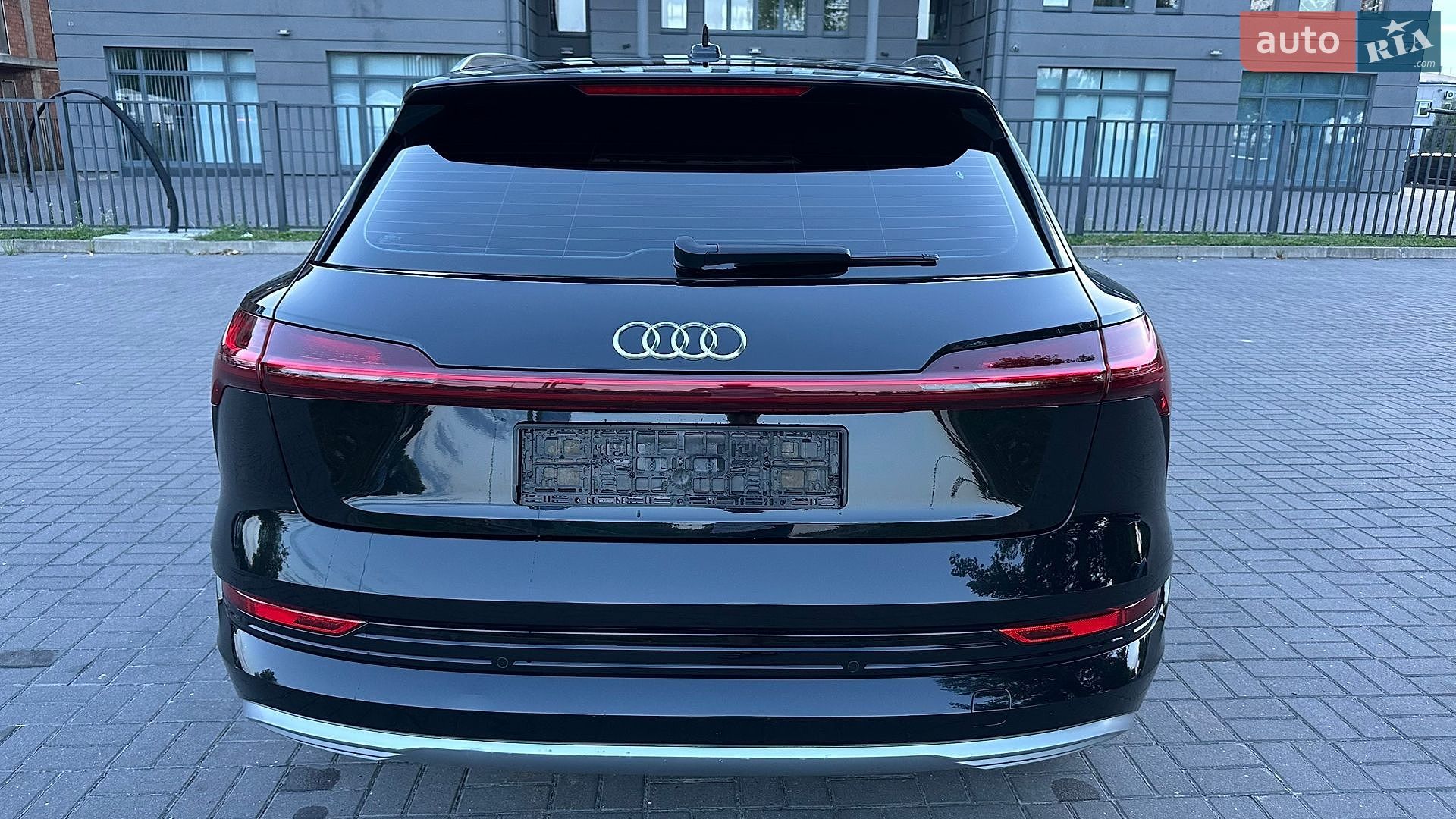 Audi e-tron 2019 VIN WAUZZZGE2LB015236 фото оголошення 17 з 28