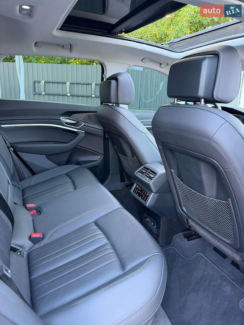 Audi e-tron 2021 VIN WA1LAAGE8MB002102 фото оголошення 14 з 25