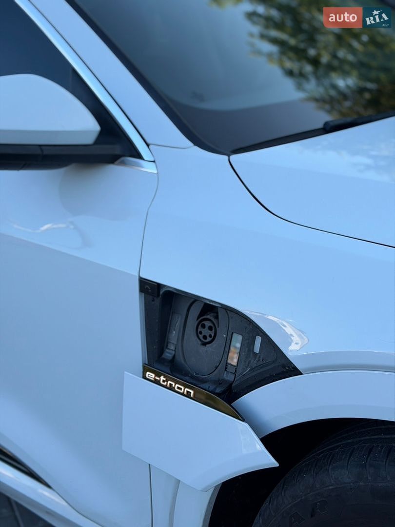 Audi e-tron 2021 VIN WA1LAAGE8MB002102 фото оголошення 22 з 25