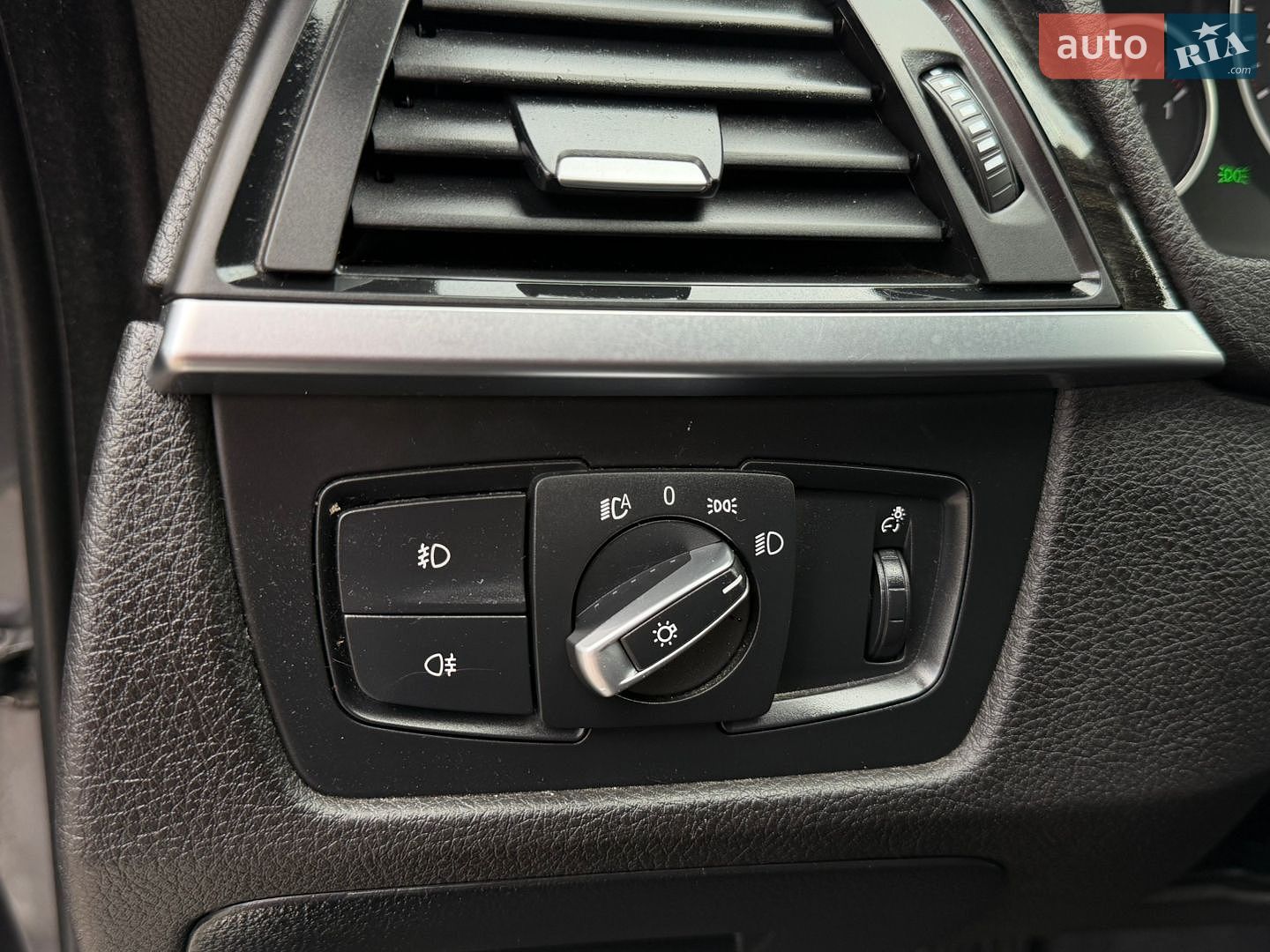 BMW 3 Series 2015 VIN WBA3Y51050GZ92190 фото оголошення 47 з 56