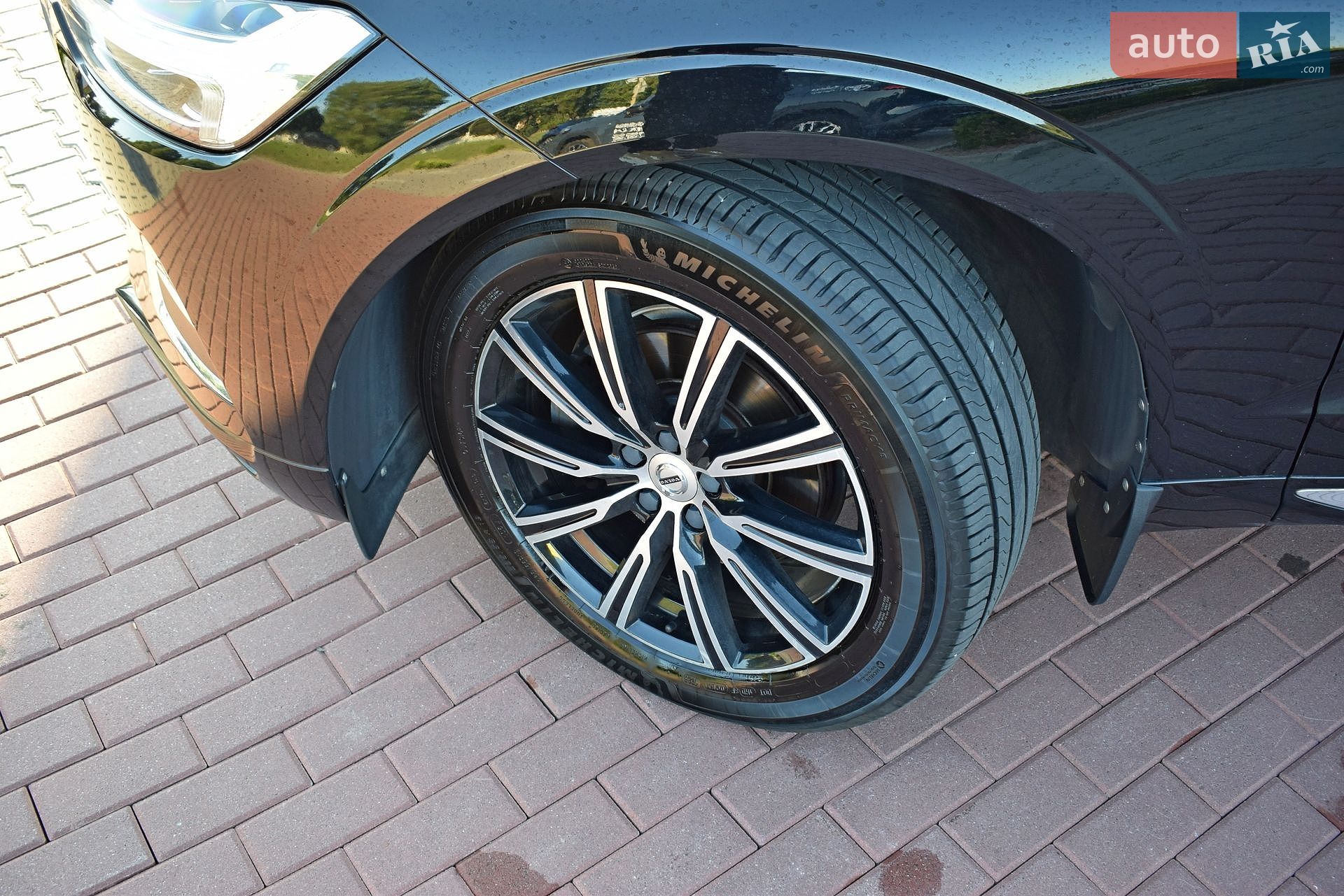 Volvo XC60 2018 VIN YV1UZA8UDK1197982 фото оголошення 16 з 32
