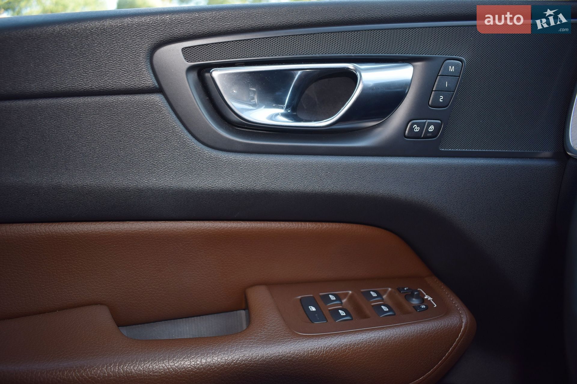 Volvo XC60 2018 VIN YV1UZA8UDK1197982 фото оголошення 26 з 32
