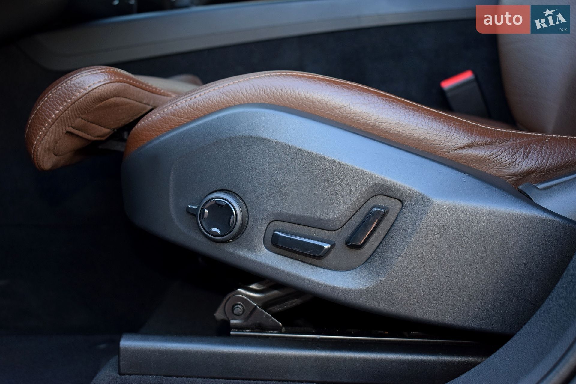 Volvo XC60 2018 VIN YV1UZA8UDK1197982 фото оголошення 25 з 32
