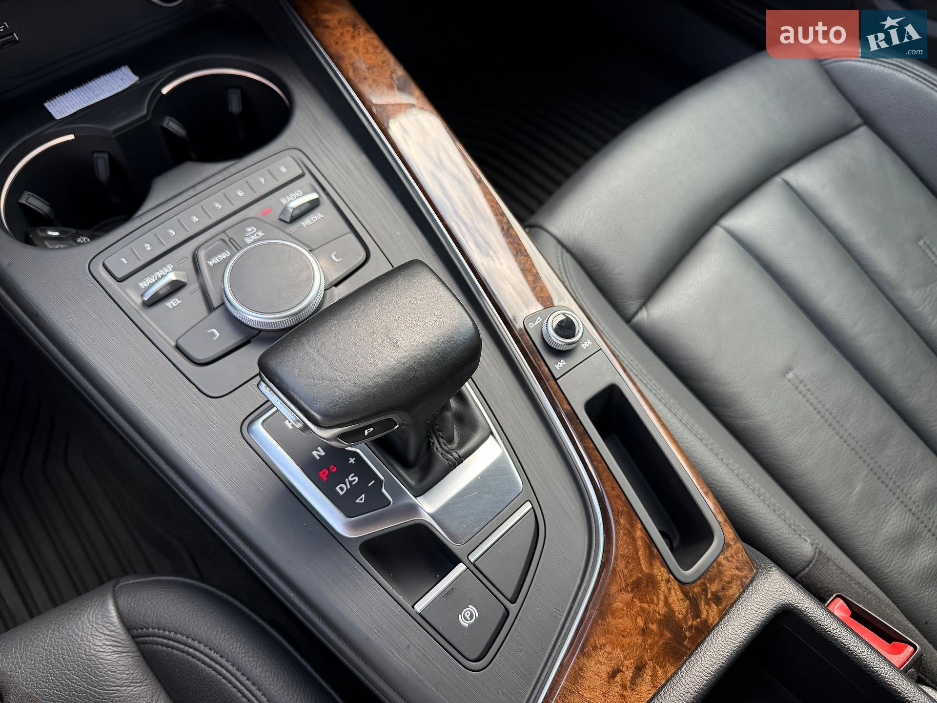 Audi A4 2019 VIN WAUDNAF44KA101992 фото оголошення 28 з 60