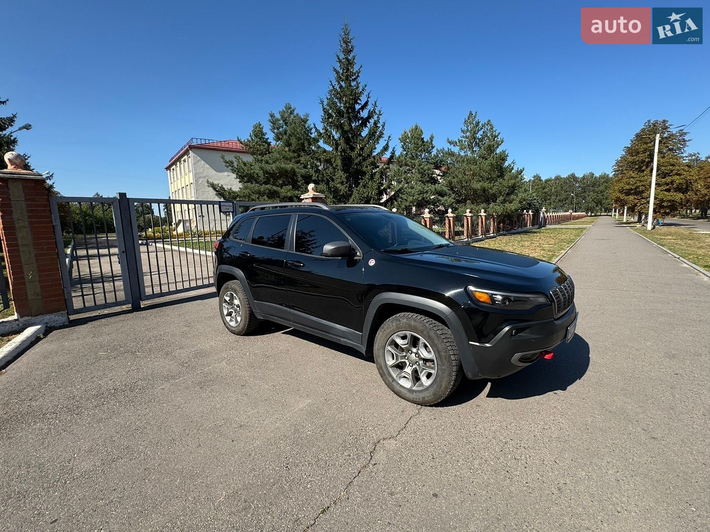Jeep Cherokee 2018 VIN 1C4PJMBX0KD328611 фото оголошення 2 з 21