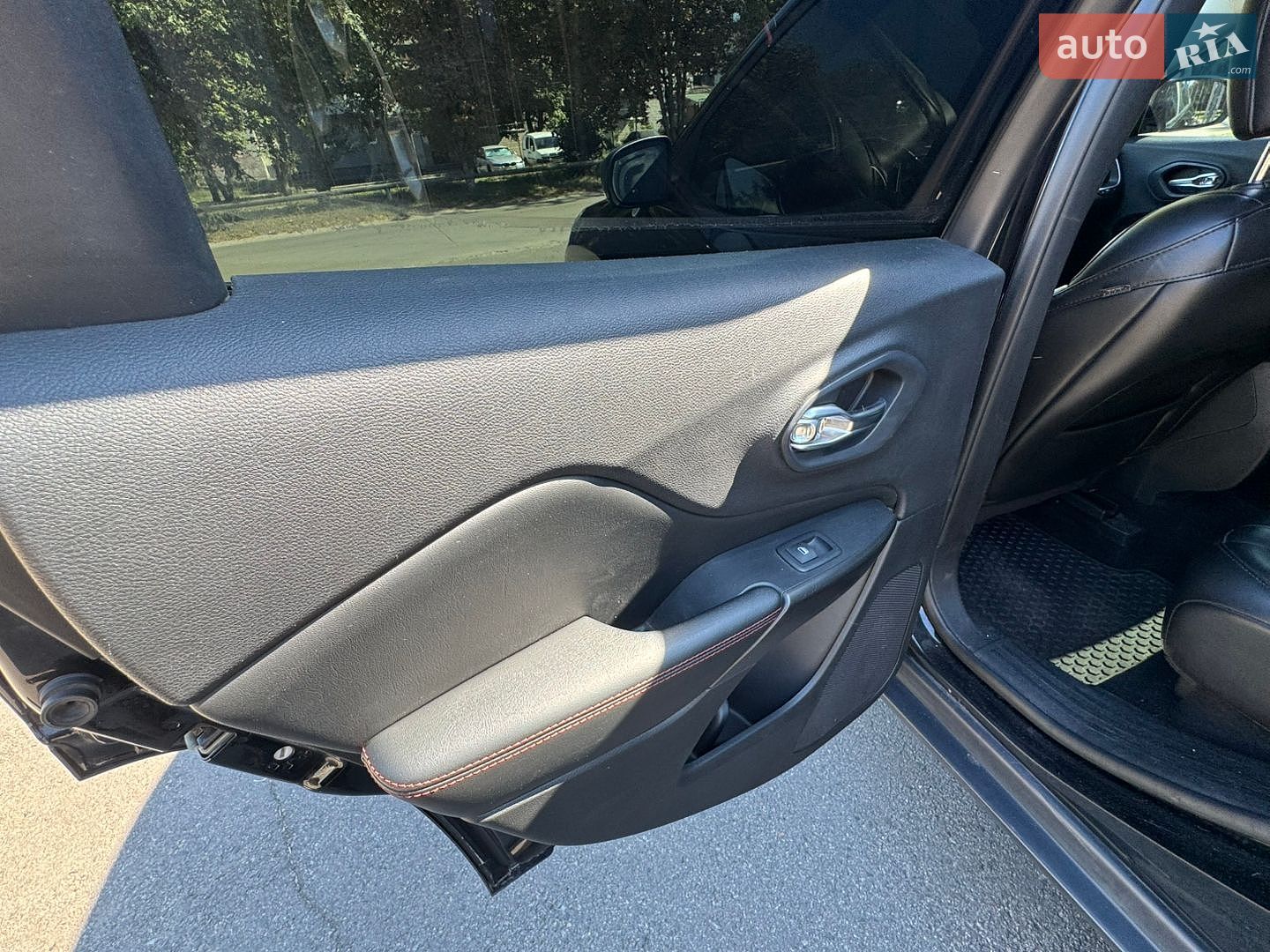 Jeep Cherokee 2018 VIN 1C4PJMBX0KD328611 фото оголошення 14 з 21