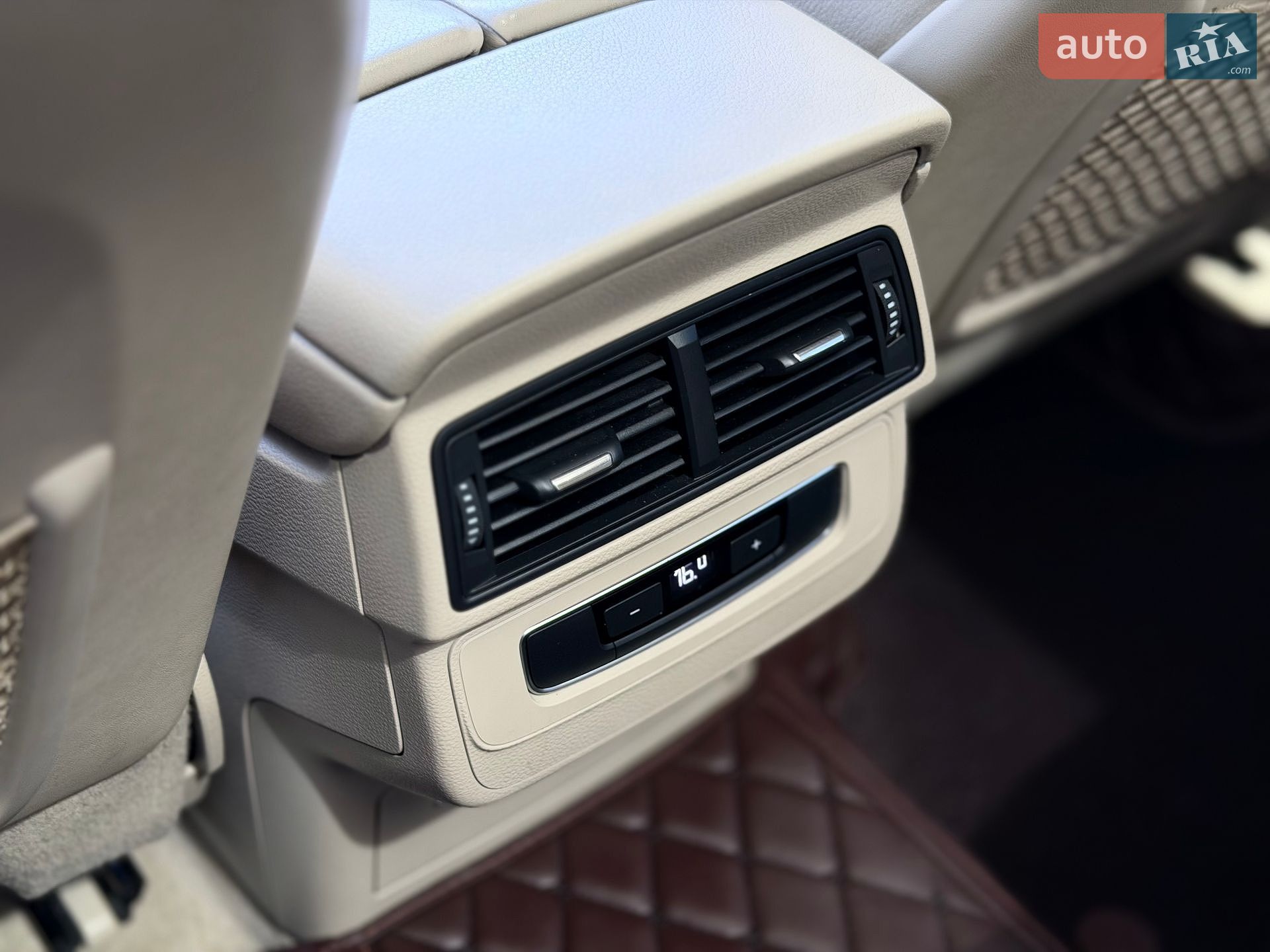 Audi Q7 2016 VIN WA1LAAF72HD036520 фото оголошення 44 з 55