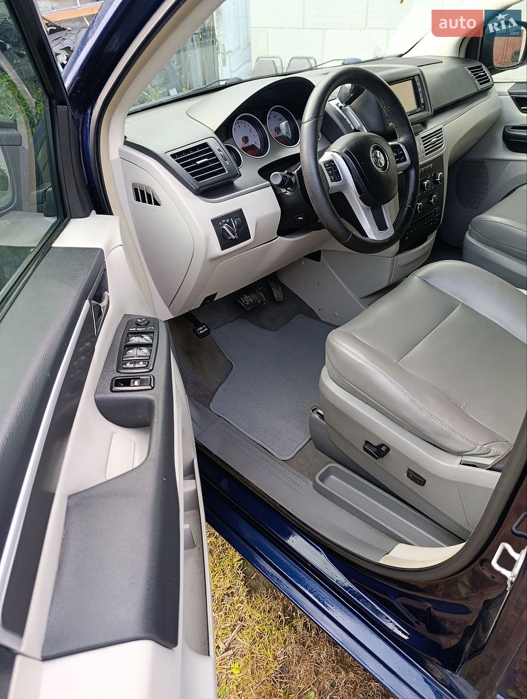 Volkswagen Routan 2013 VIN 2C4RVABG7ER134381 фото оголошення 31 з 45