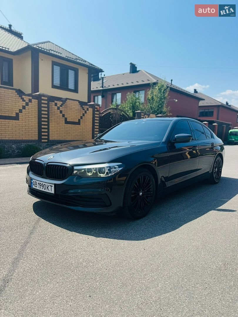 BMW 5 Series 2018 VIN WBAJA7C50KWW19468 фото оголошення 2 з 31