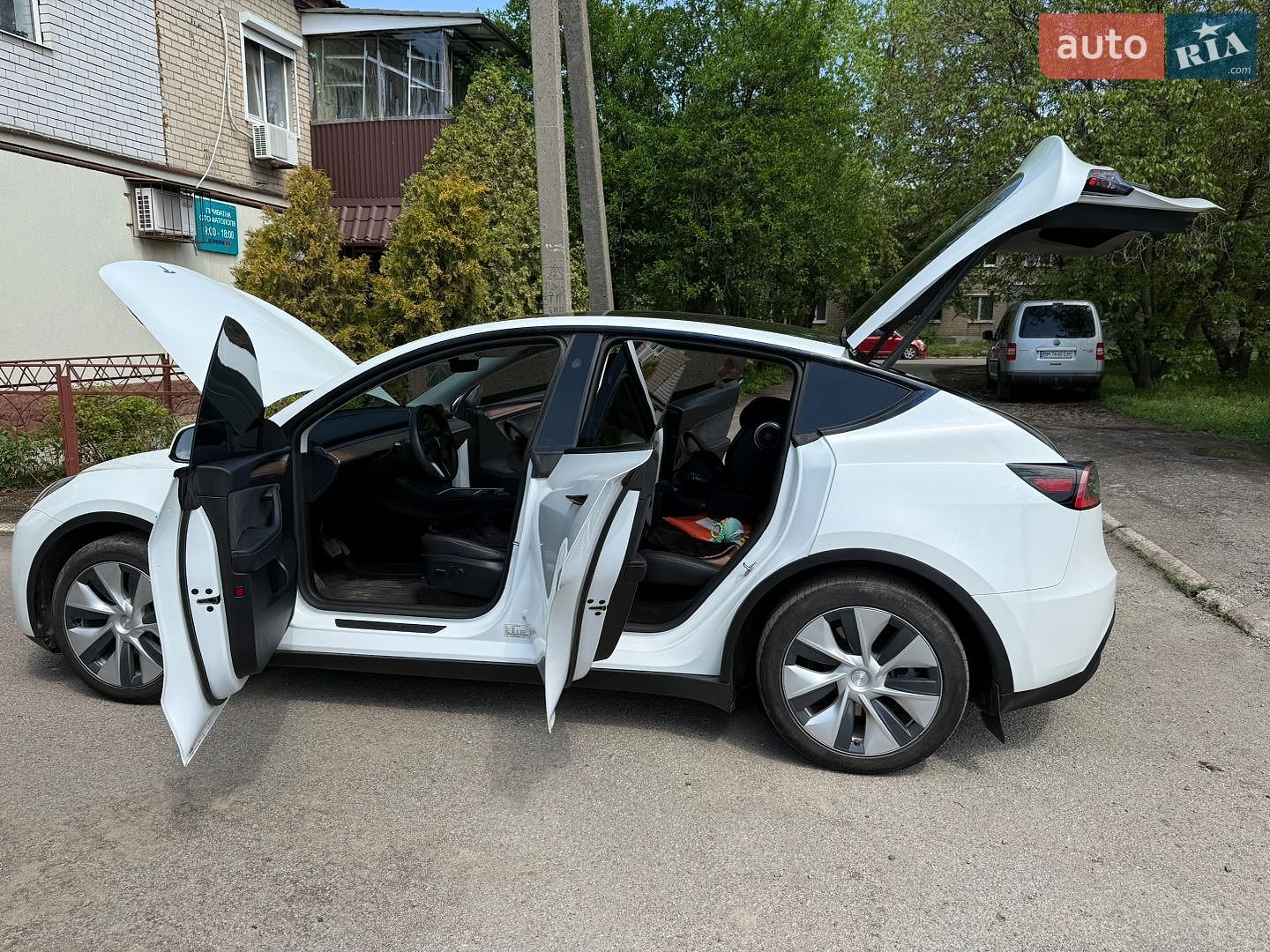 Tesla Model Y 2024 VIN 7SAYGDEE7RF068890 фото оголошення 6 з 10