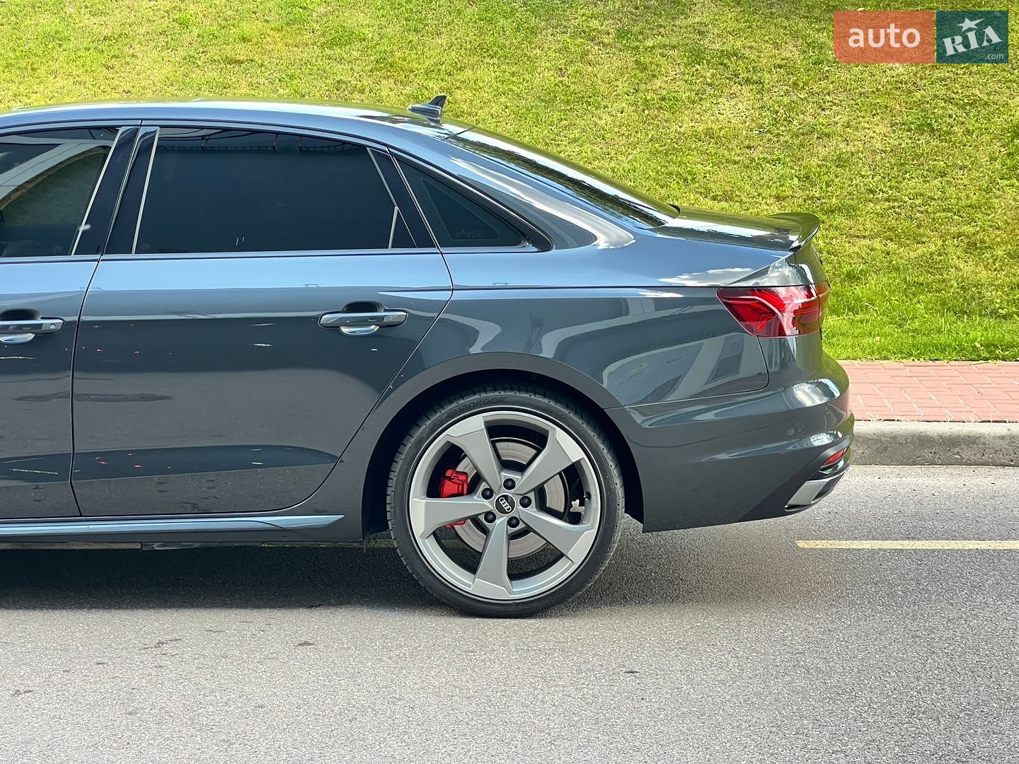 Audi A4 2019 VIN WAUANAF49LN006454 фото оголошення 13 з 54