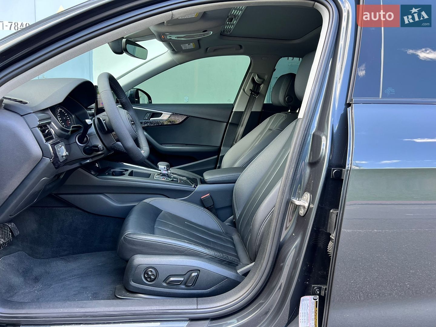 Audi A4 2019 VIN WAUANAF49LN006454 фото оголошення 29 з 54