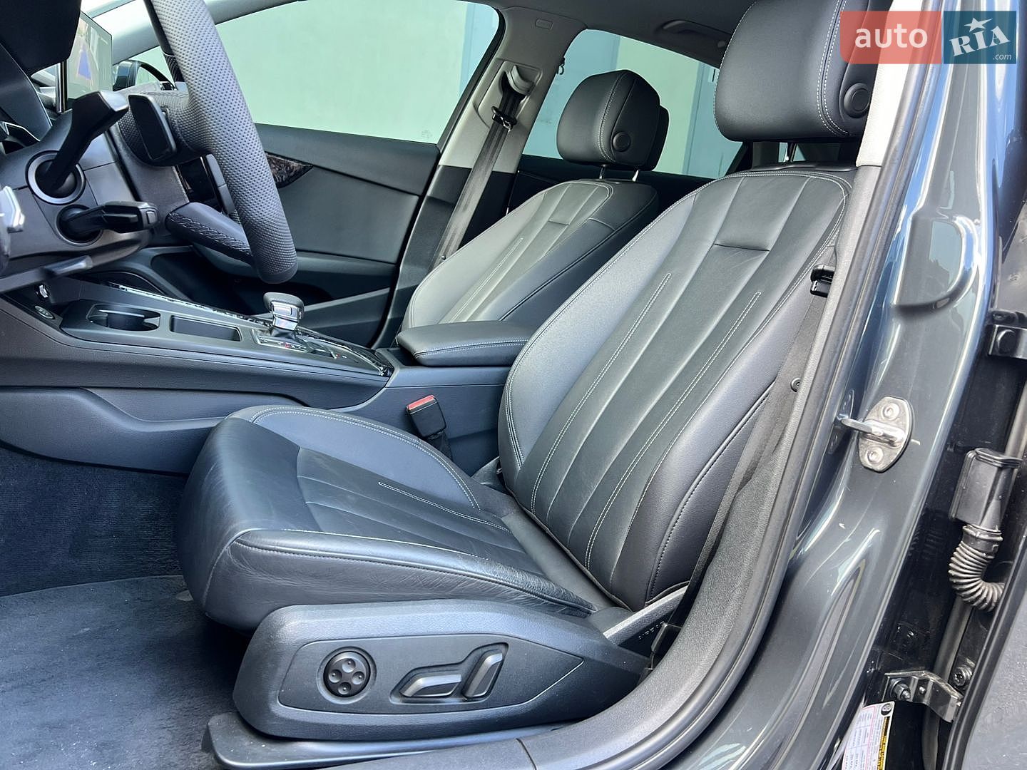Audi A4 2019 VIN WAUANAF49LN006454 фото оголошення 30 з 54