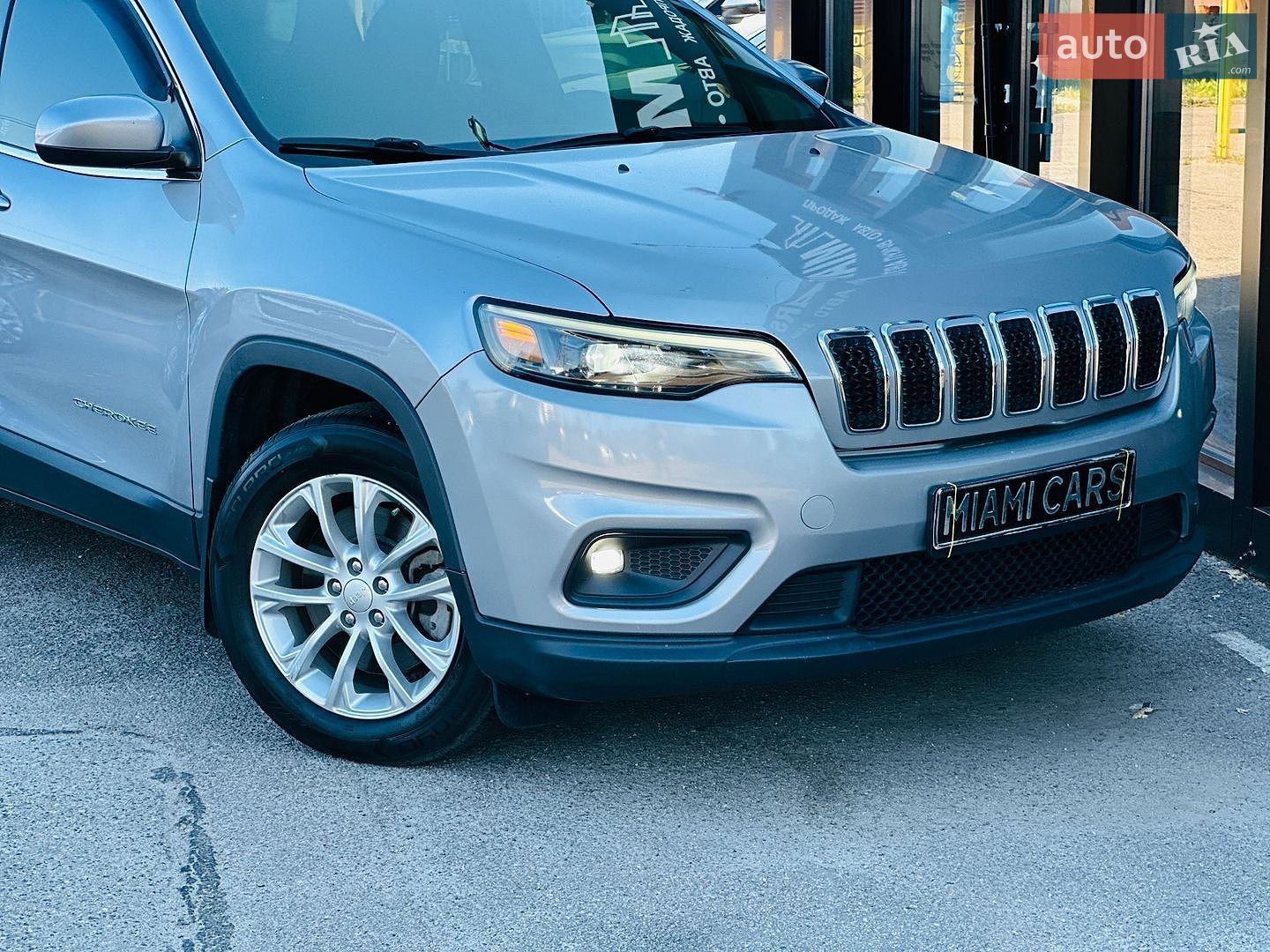 Jeep Cherokee 2018 VIN 1C4PJLCB3KD206922 фото оголошення 2 з 36