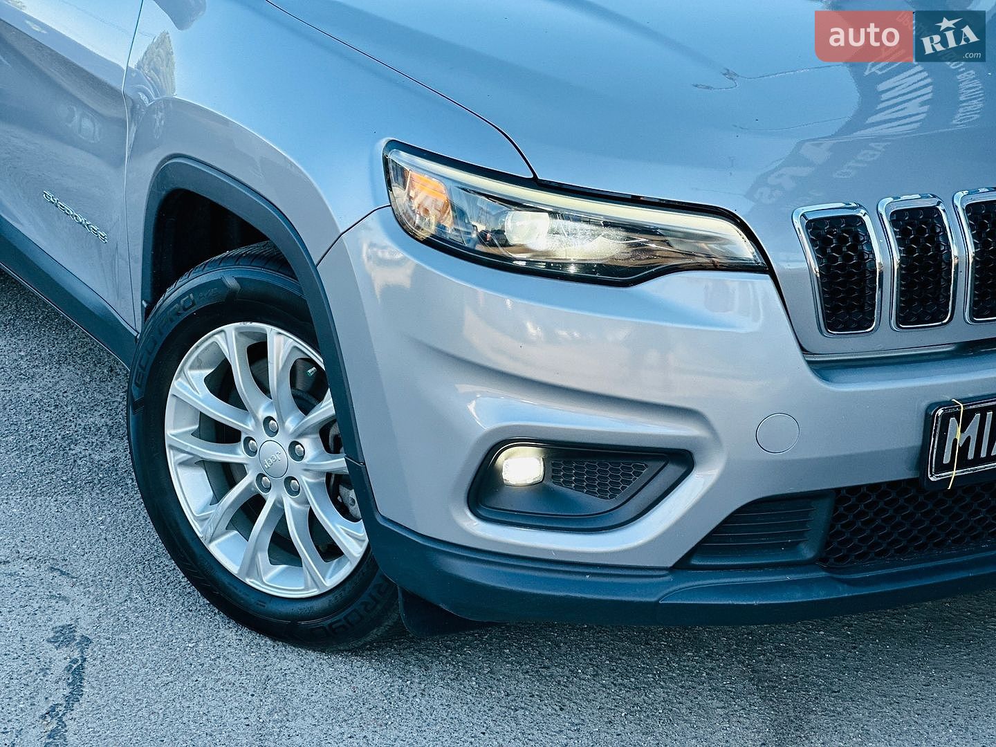 Jeep Cherokee 2018 VIN 1C4PJLCB3KD206922 фото оголошення 3 з 36