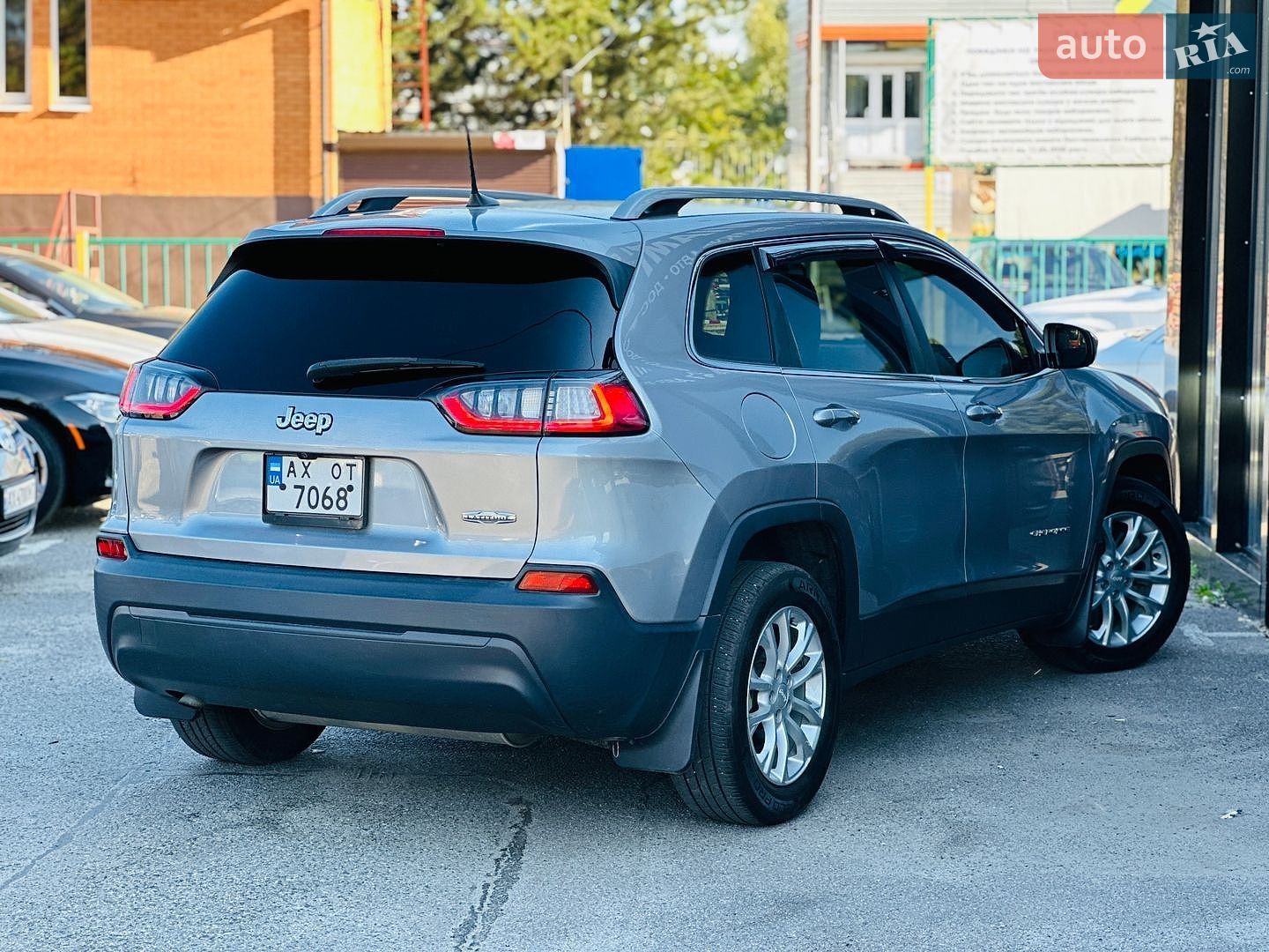 Jeep Cherokee 2018 VIN 1C4PJLCB3KD206922 фото оголошення 10 з 36