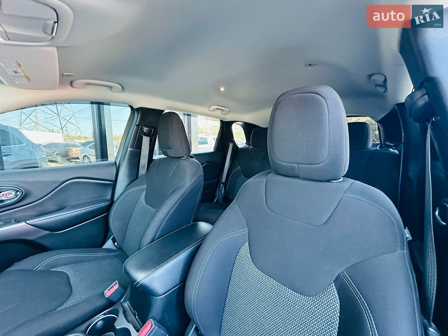 Jeep Cherokee 2018 VIN 1C4PJLCB3KD206922 фото оголошення 16 з 36