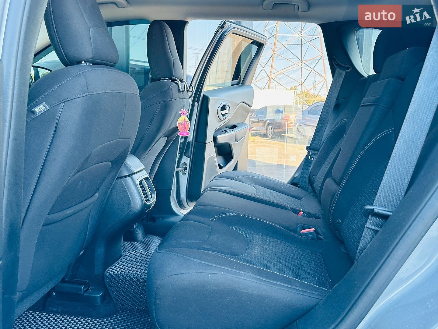 Jeep Cherokee 2018 VIN 1C4PJLCB3KD206922 фото оголошення 18 з 36