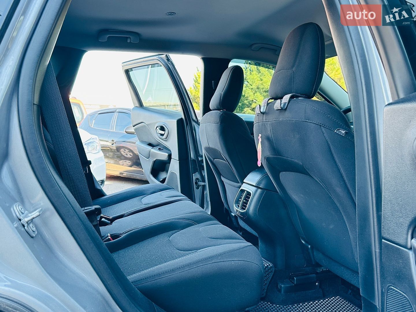 Jeep Cherokee 2018 VIN 1C4PJLCB3KD206922 фото оголошення 17 з 36