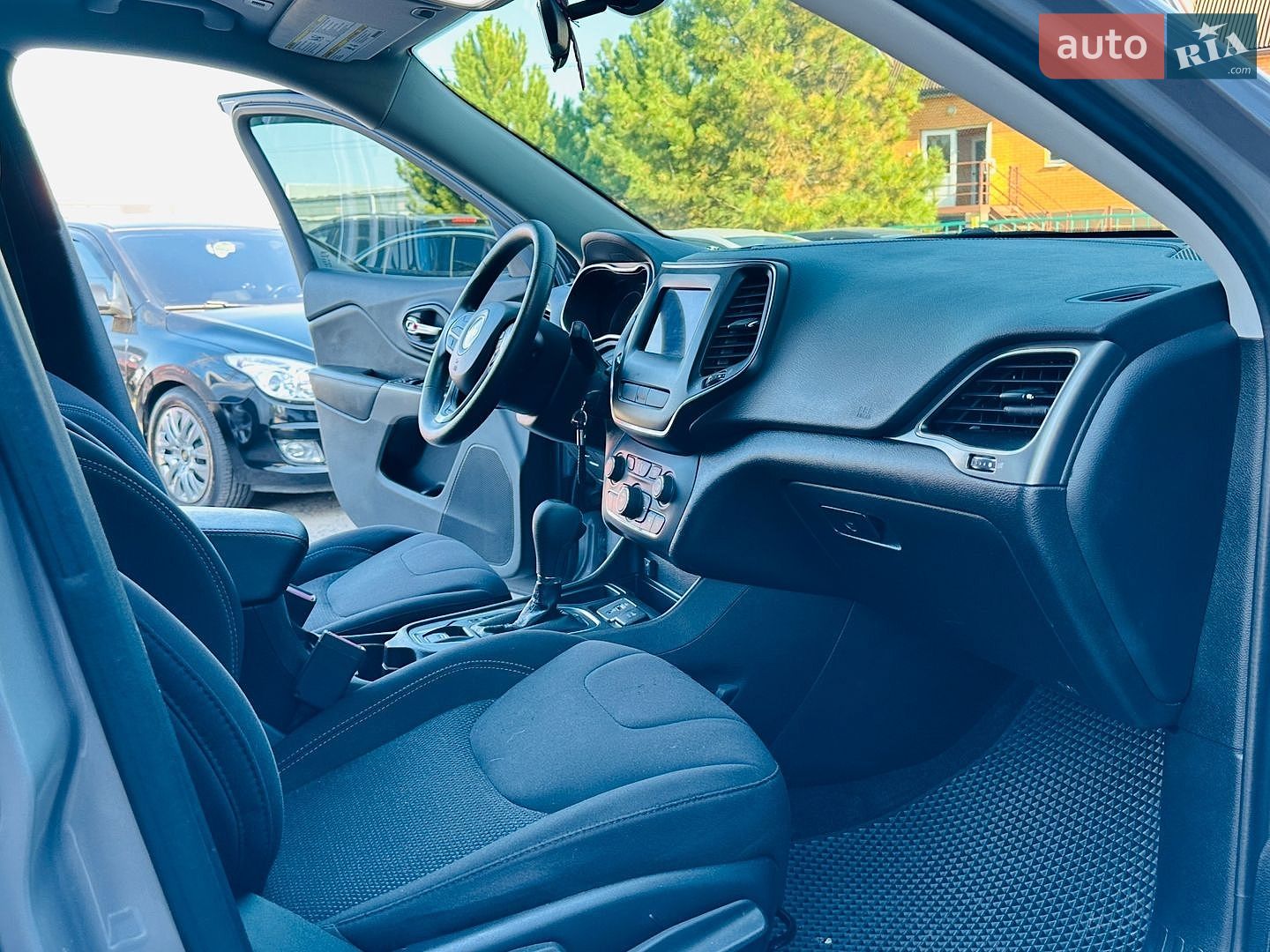 Jeep Cherokee 2018 VIN 1C4PJLCB3KD206922 фото оголошення 27 з 36